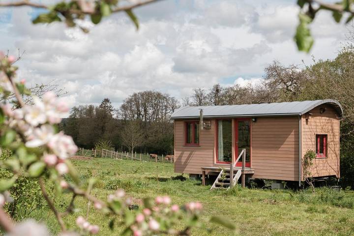 Location de vacances pour 2 personnes, avec vue ainsi que terrasse et jardin dans Cherain - 2