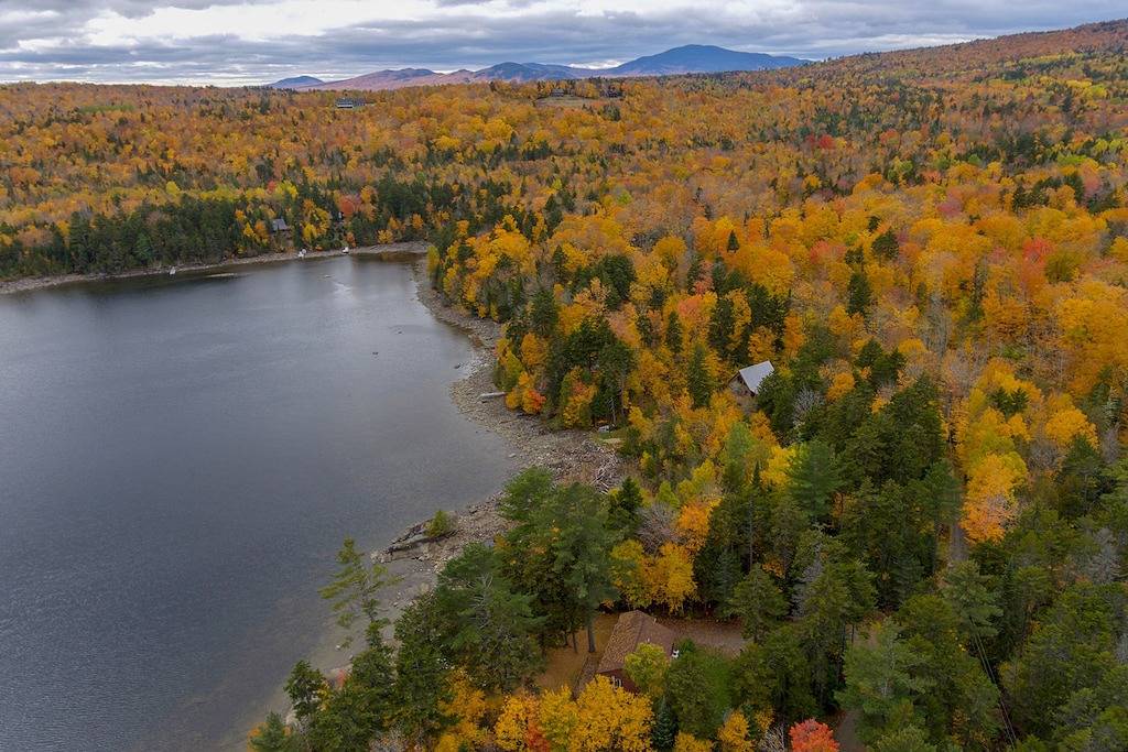 Lakefront Kabine mit schöner Aussicht, Zugang zum Strand und eigenem Dock! in Piscataquis County
