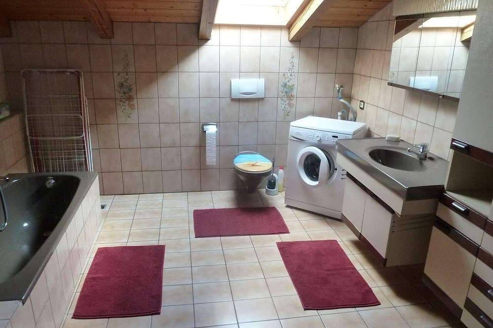 Ganze Wohnung, Appartment Gabi - 100 qm, für bis zu 4 Pers. 2 Schlafzi, 2 Bäder in Grabenstätt, Chiemsee