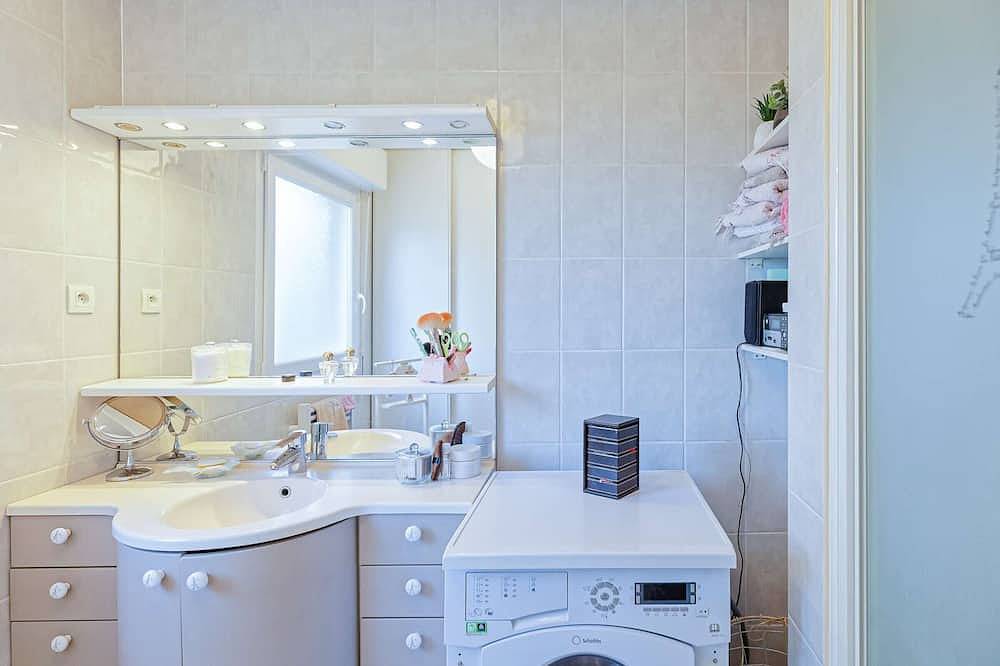 Entire apartment, Spacious apartment with jacuzzi and large terrace in Bayonne in Bayonne, Bayonne region