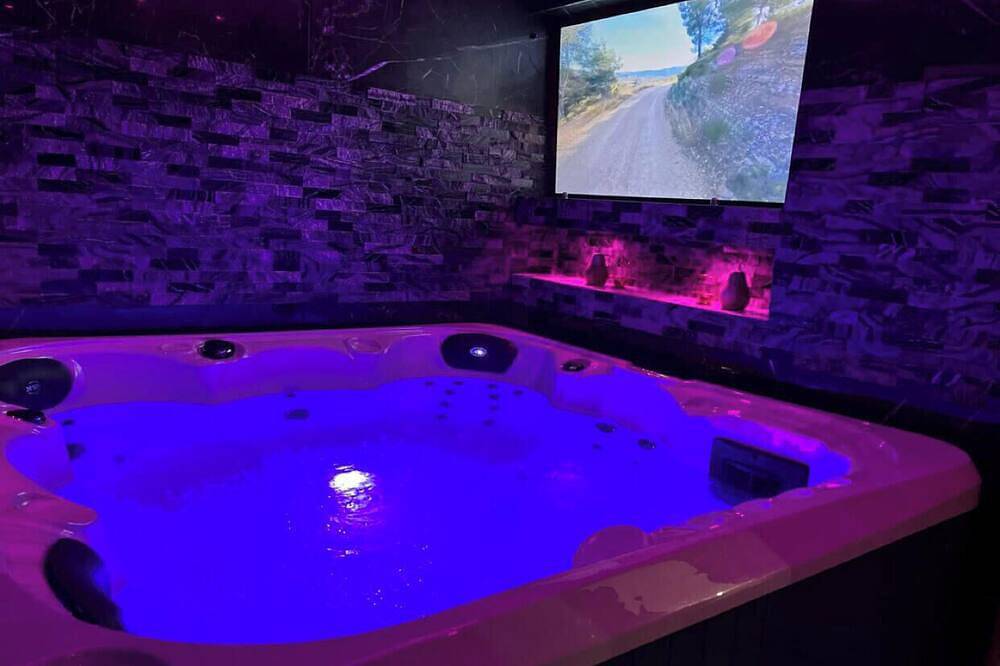 Apartamento entero, Romantic suite with private Jacuzzi in Gonesse, Valle del Oise