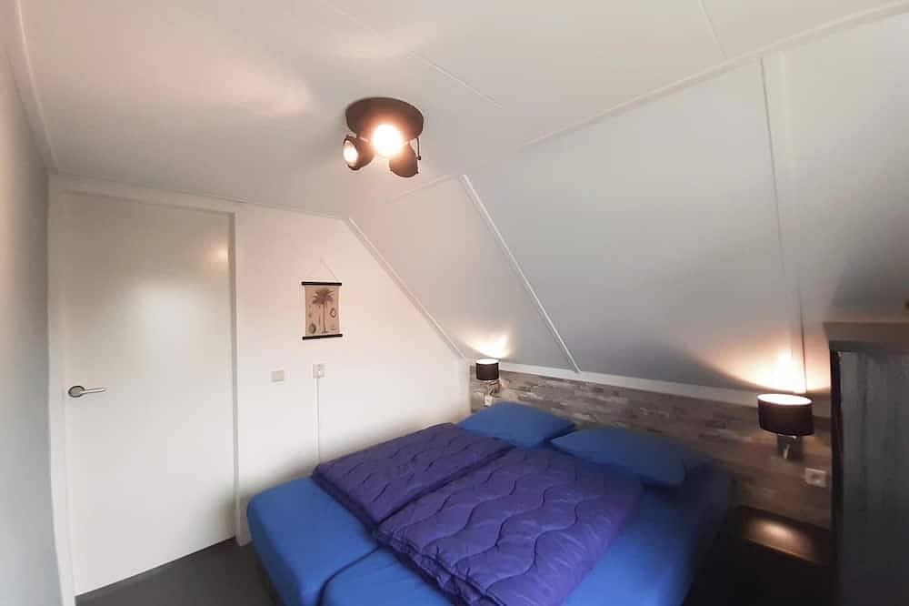 Bungalow with traditional sauna in Medemblik, Ijsselmeer