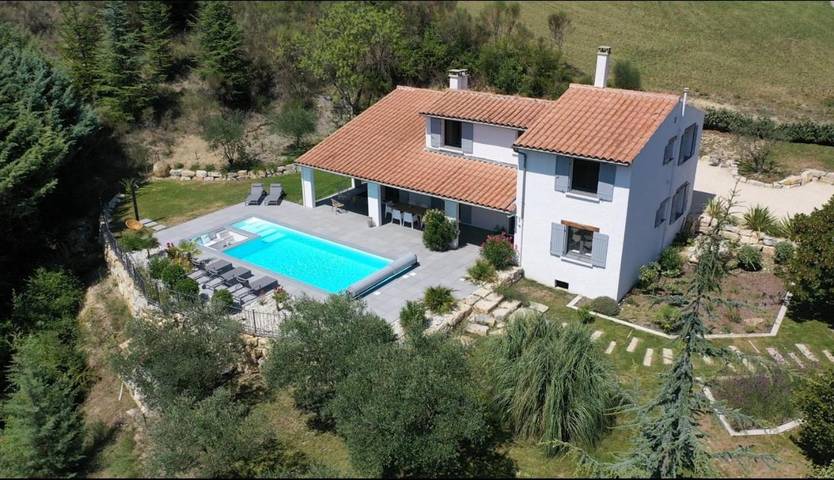 Location de vacances pour 6 personnes, avec piscine ainsi que vue et jardin à Saint-Ferréol-Trente-Pas