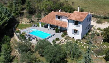 Location de vacances pour 6 personnes, avec piscine ainsi que vue et jardin à Saint-Ferréol-Trente-Pas