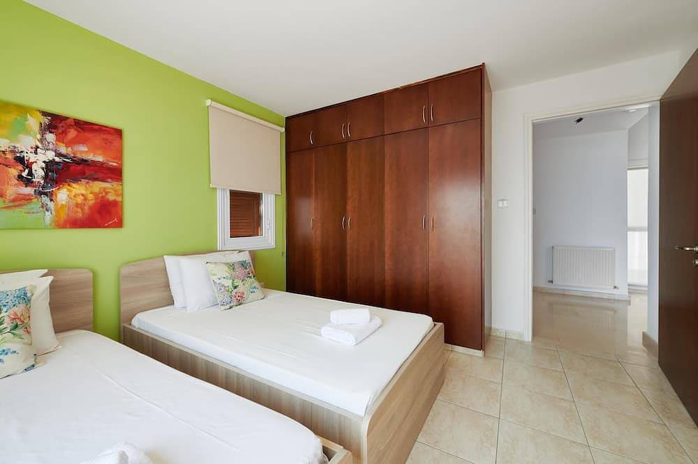 Beach Front Villa Azura Sunrise by Ezoria Villas in Peyia, Chipre Sur