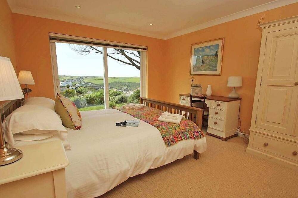 Windrush, pet friendly, country holiday cottage in Newquay in Mawgan Porth, South West England