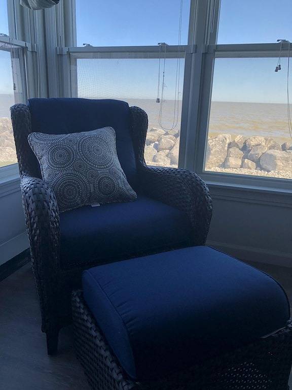 Beach rental for 4 people, with hot tub and yard as well as pool in Lake Erie