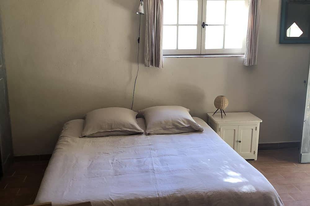 Provençal stone house La Baumo 1 for 2 guests in Le Beaucet, Parque natural regional del Mont Ventoux