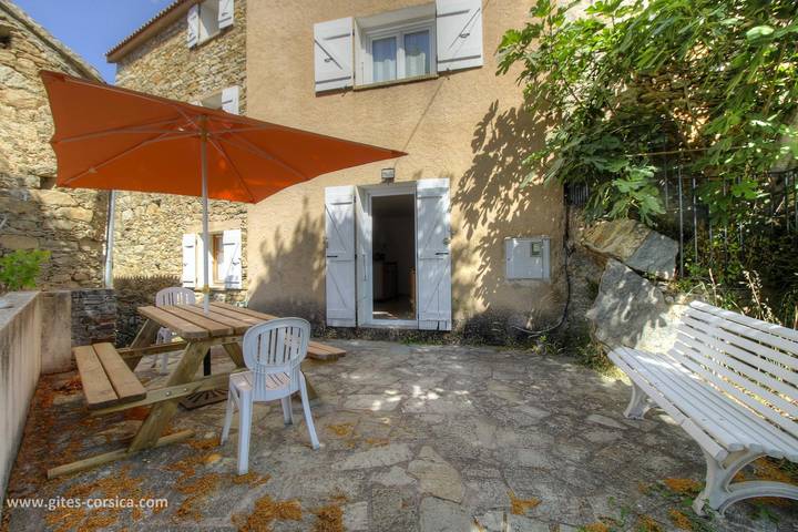 Gîte pour 6 personnes, avec Terrasse dans Aiti