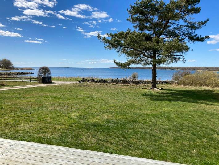 Helles Haus mit Meerblick in Lindö in Schwedische Ostsee