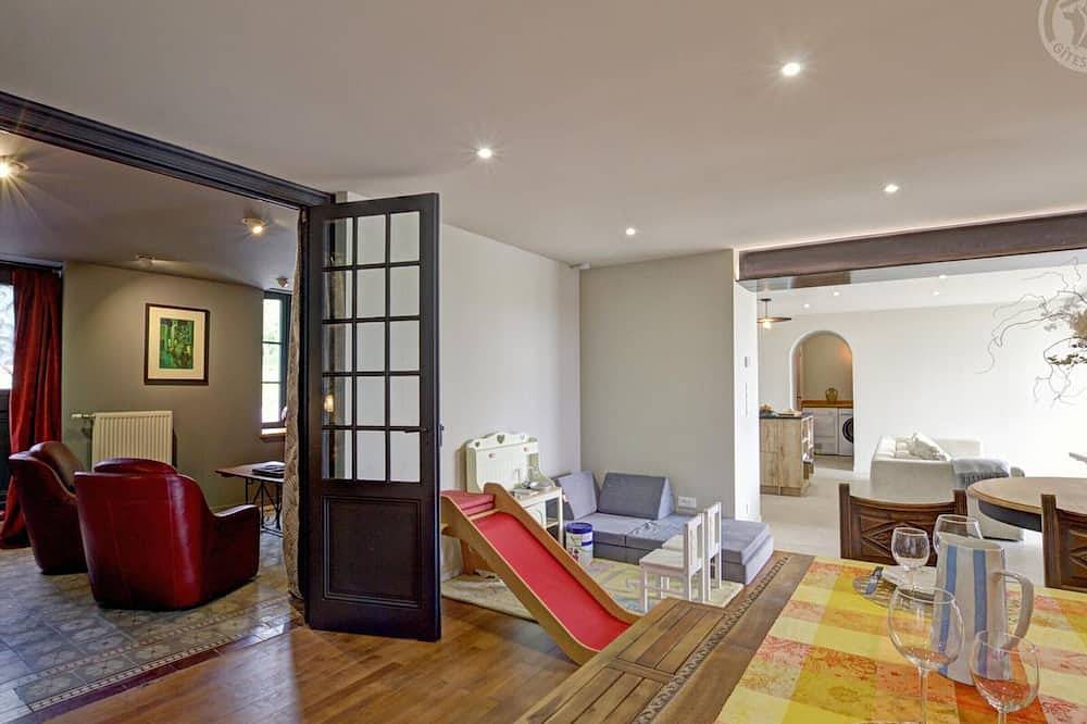 Grande maison rénovée, espace et charme au cœur de Saint-Symphorien-de-Lay in Saint-Symphorien-de-Lay, Région de Roanne