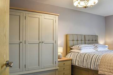 Log Cabin for 4 People in Christchurch, South West England, Photo 3