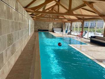 Gîte pour 2 personnes, avec jardin et jacuzzi ainsi que terrasse et piscine à Montmarault