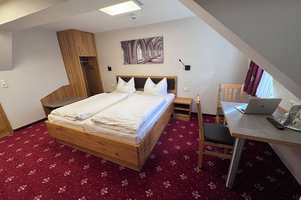 Ganze Wohnung, Komfortables Doppelzimmer im historischen Stadtkern von Heidenheim in Heidenheim (Mittelfranken), Altmühltal