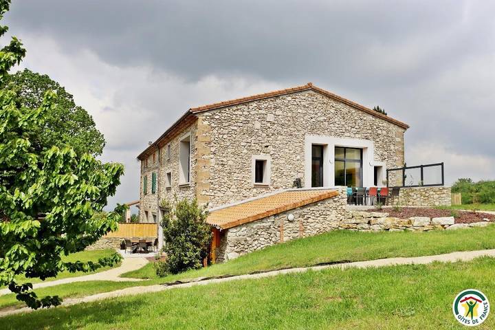 Gîte pour 15 personnes, avec jardin dans la Drôme