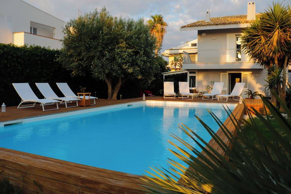 A 5-minute walk from the beach, a large villa with a pool, perfect for large families in Marina di Ragusa, Ragusa
