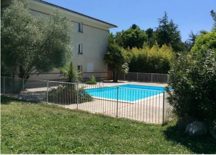 Appartement de vacances pour 2 personnes, avec balcon ainsi que piscine et vue