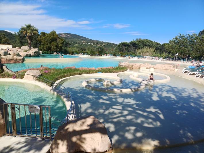 Appartement de vacances pour 5 personnes, avec terrasse et piscine, animaux acceptés