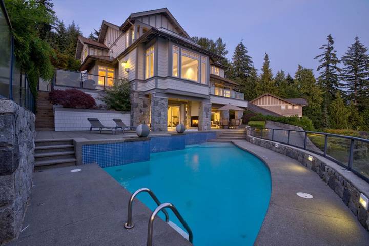 Glamping for 8 people, with balcony and pool, child-friendly in British Columbia