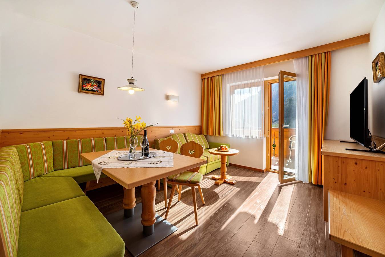 Ganze Wohnung, Ferienwohnung 'Obermoarhof Hönigspitze Og' mit Bergblick, Gemeinschaftsgarten und Wlan in Algund, Ortleralpen