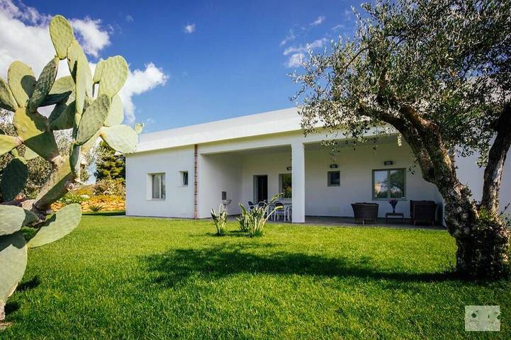 Modernes Hotel mit privatem Pool, Garten, WLAN, Terrasse, Grill, Klimaanlage. in Montevago, Agrigento Provinz