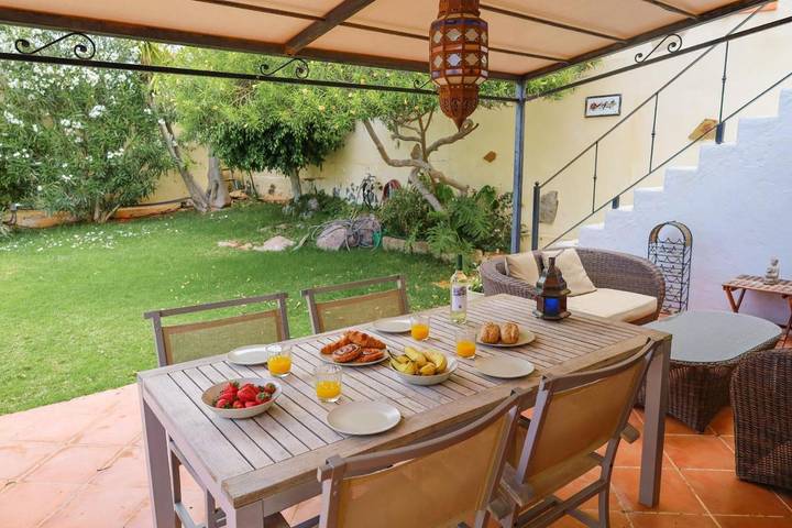 Location de vacances pour 5 personnes, avec terrasse et piscine ainsi que jardin et sauna dans Los Menores