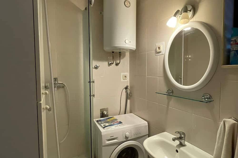 Ganze Wohnung, 2-Zimmer-Ferienwohnung mit Terrasse und Meerblick Bucht Donja Krušica, Solta in Solta