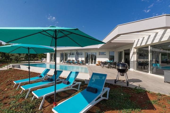 Ferienhaus für 6 Personen, mit Terrasse und Garten sowie Pool und Ausblick