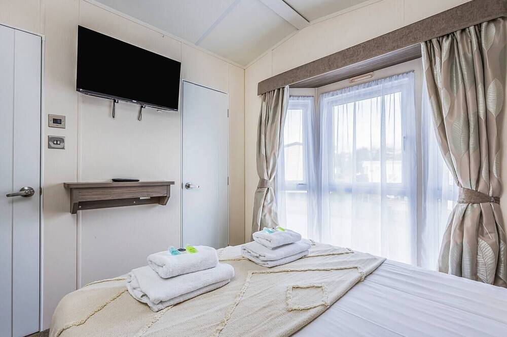 Charming Chalet at Lakeside Park - Pass the Keys in West Sussex