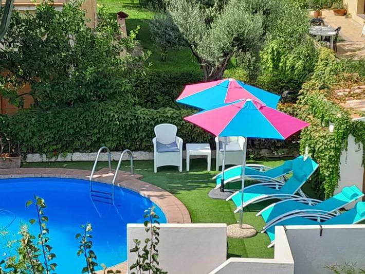 Maison d’hôte pour 4 personnes, avec Balcon et Terrasse ainsi que Jardin et Piscine dans Orosei