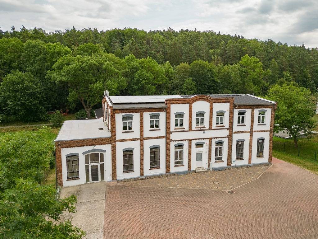 Ganze Ferienwohnung, Ferienwohnung Altes E-Werk - Fw Altes E-Werk 75 qm mit großem offenen Wohnbereich und Küche, 1 Schlafzimmer, Bad Wanne u. Du/Wc und großem Balkon in Wartburg, Eisenach