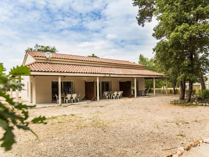 Location de vacances pour 6 personnes, avec vue ainsi que jardin et piscine à Labastide-de-Virac - 2