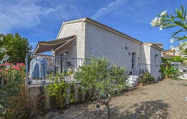 Location de vacances pour 7 personnes, avec terrasse ainsi que jardin et piscine à Cervione