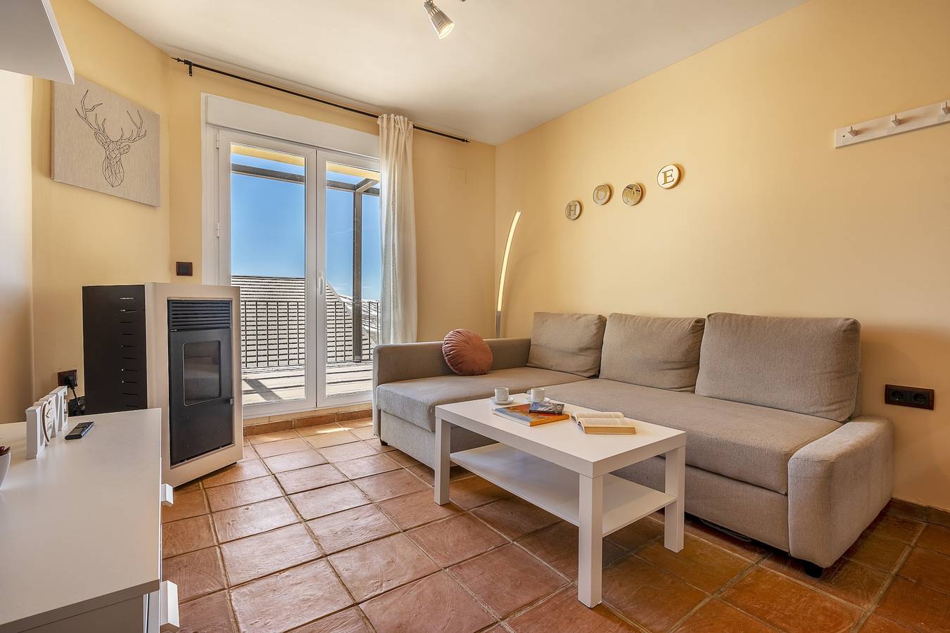 Entire apartment, Deluxe Apartment with Mountain Views, Private Terrace & Wi-Fi in Sierra Nevada Ski Resort, Monachil