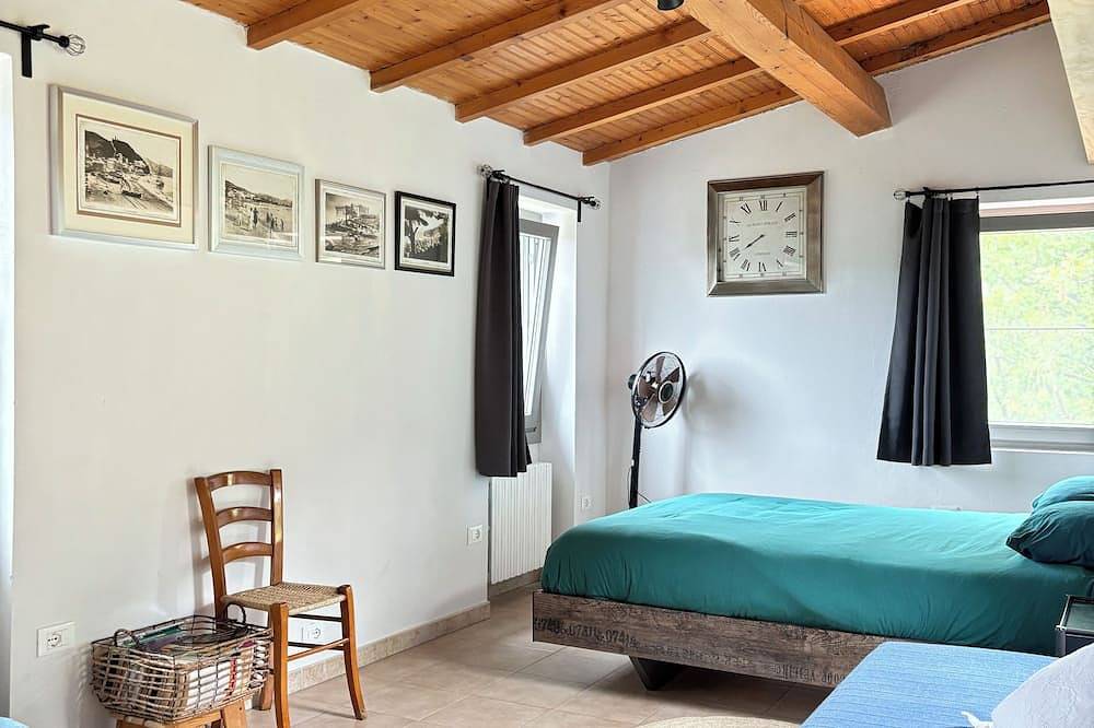 Privately Located Country House in the middle of nature with pool, pizza oven and Wifi in Dolceacqua, Alpes Ligures