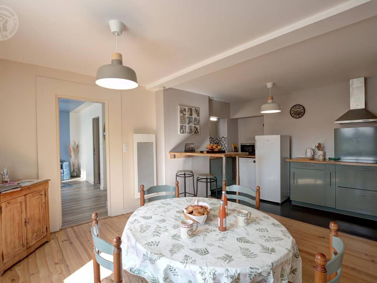 Appartement entier, Charmant appartement au-dessus d'un salon de thé avec patio et décoration contemporaine in Chazelles-sur-Lyon, Montbrison