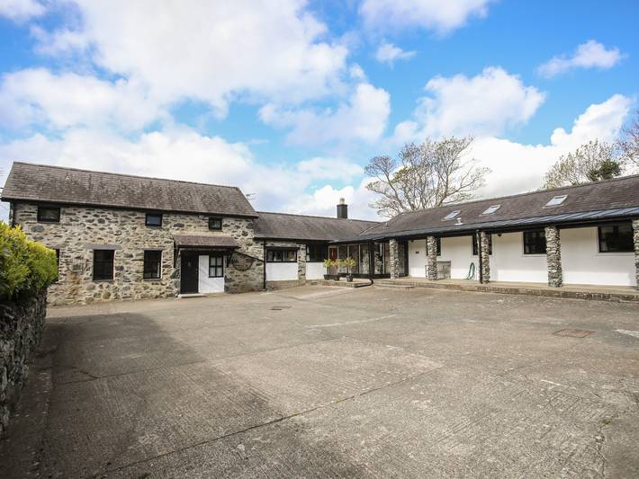 Cottage for 10 people, with garden and pool in Wales