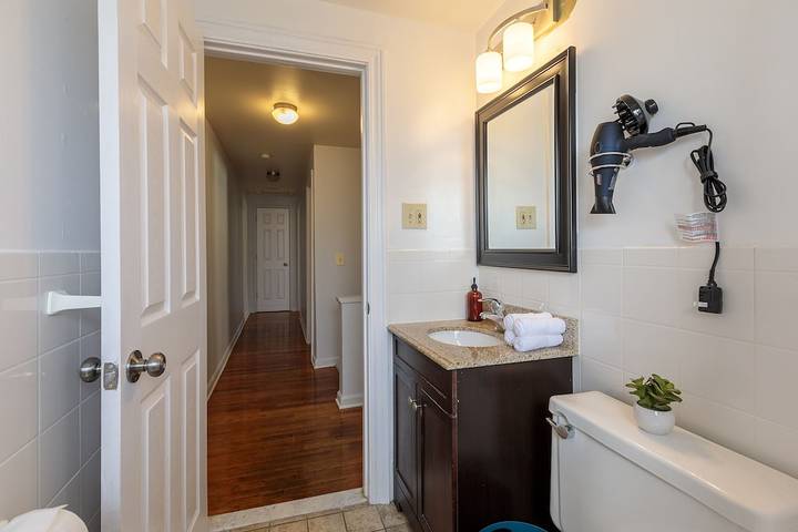 Vacation rental for 8 people, with balcony and yard in Oakland County