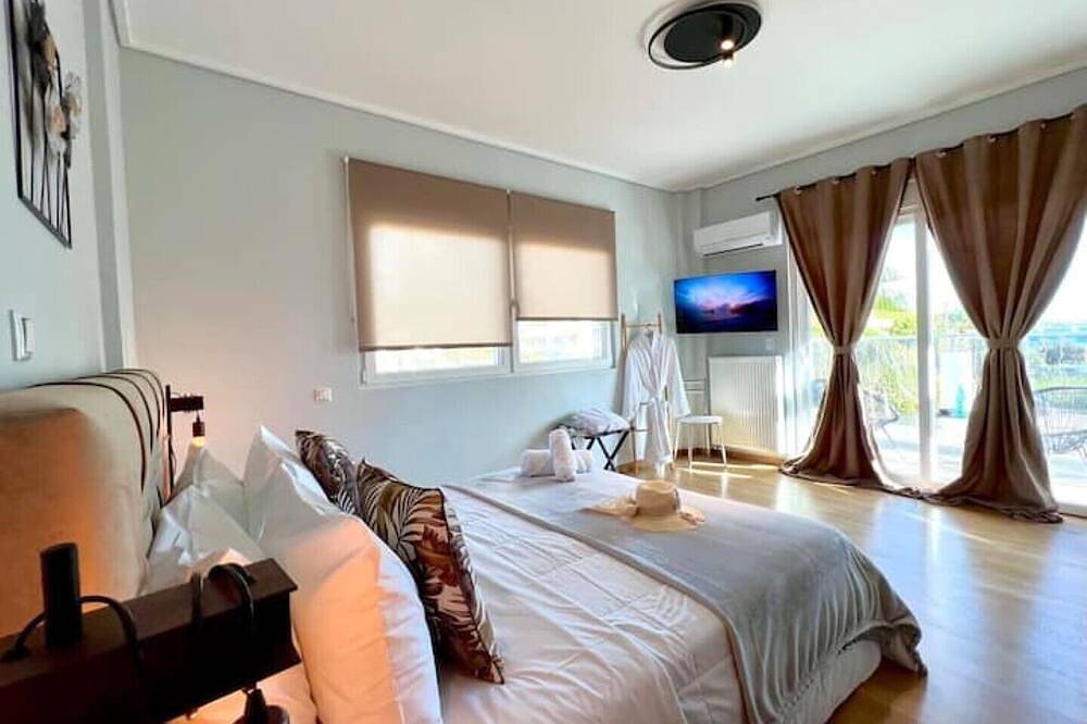Allure Villa, beachfront, featuring a gym, sauna, and jacuzzi in Porto Rafti, Markopoulo-Mesogaia