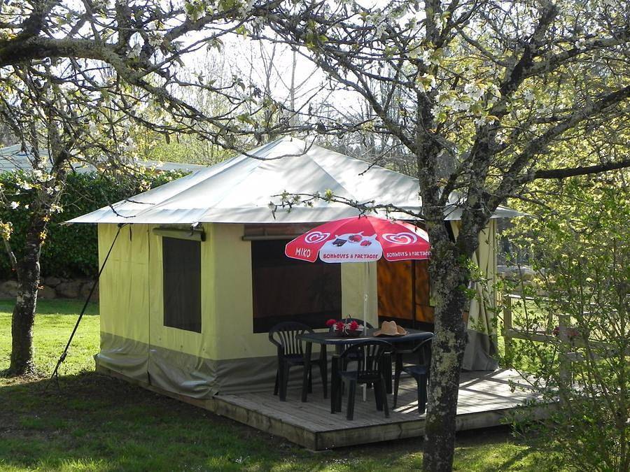 Camping L'Offrerie - Dordogne - Périgord noir - Bungalow de lona 4 personas - Bungalow de lona de 16 m² con 2 habitaciones - Llegada los domingos en julio y agosto in Rouffignac-Saint-Cernin-de-Reilhac, Périgord Noir