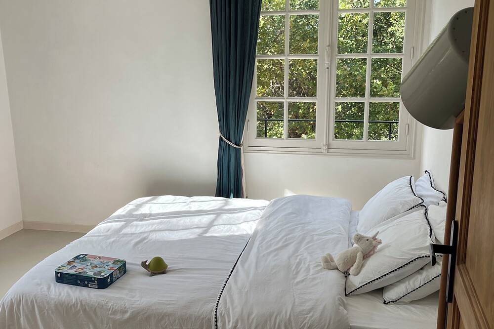 The Lodge, a haven of peace in an oak forest in Châteauneuf-Grasse, Costa mediterránea (Francia)