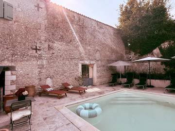 Gîte pour 2 personnes, avec jardin et jacuzzi ainsi que terrasse et piscine, animaux acceptés à Saint-Romain