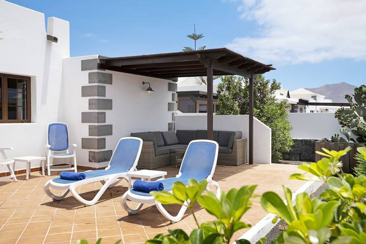 Villa Casa Calma mit Bergblick, Pool und WLAN in Playa Blanca, Yaiza