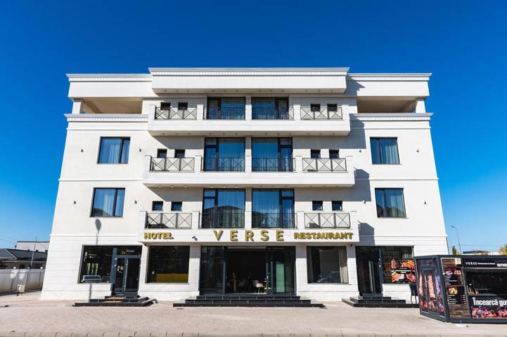 Hôtel pour 3 personnes, avec balcon ainsi que vue et piscine