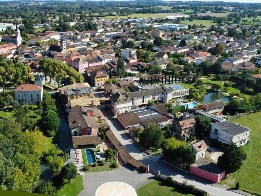 Camping Le Renom - Accommodatie 4 personen - Roulotte - 1 slaapkamer 1/4 pers in Vonnas, Bourg-en-Bresse en omgeving