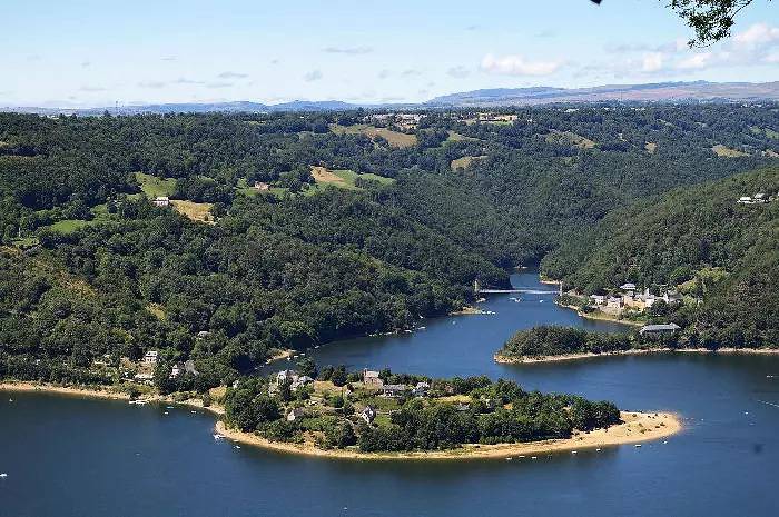 Camping pour 6 personnes, avec terrasse et piscine dans L'Aubrac - 2