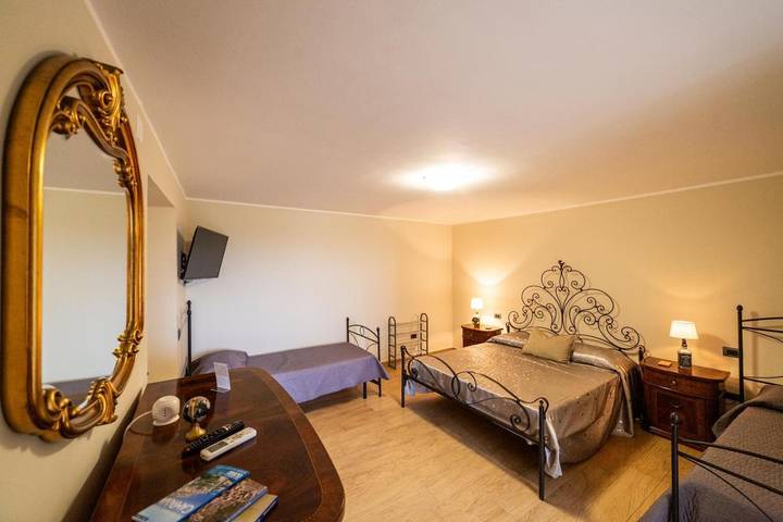 Gîte pour 3 personnes, avec jardin ainsi que piscine et vue, animaux acceptés à Montano Antilia