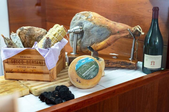 Hôtel pour 3 personnes, avec piscine et vue ainsi que terrasse et jardin à Trevi - 2