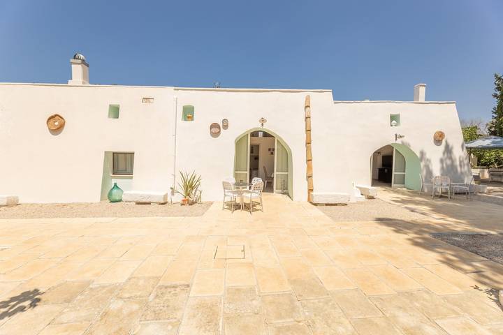 Ferienwohnung für 3 Personen, mit Balkon/Terrasse und Garten sowie Pool in Ugento