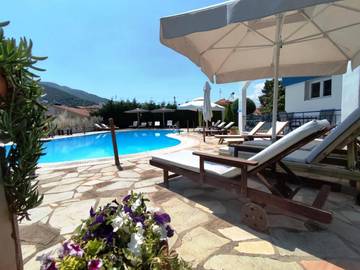 Cottage pour 3 personnes, avec piscine ainsi que vue et jardin, adapté aux familles dans Stavros